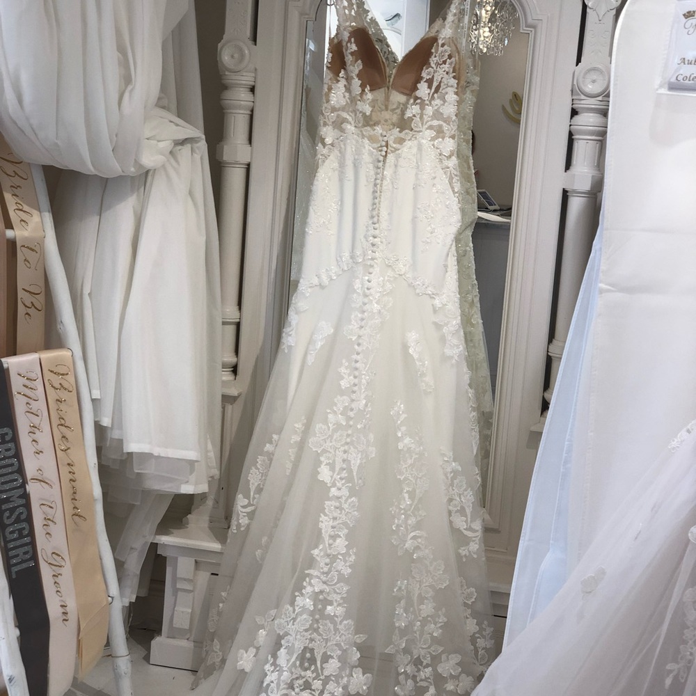 Brand new! Never worn! Martina liana gown size 10